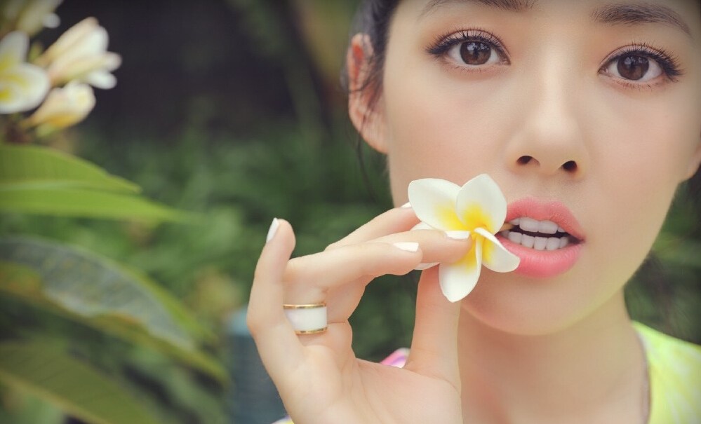 郭碧婷晒嘴叼鲜花美照写真大片(3)