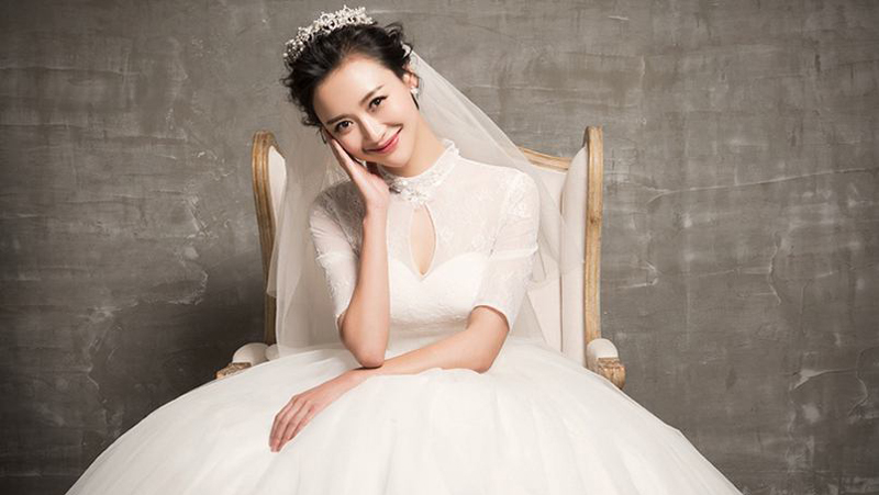 杨舒化身优雅小女人时尚婚纱大片出炉(4)