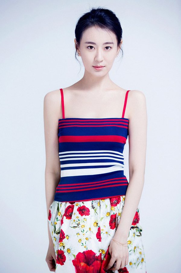 王乐君皮肤白皙写真露一字锁骨(4)