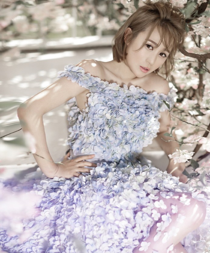 马丽戏称自己为“花姑娘”晒文艺写真(4)