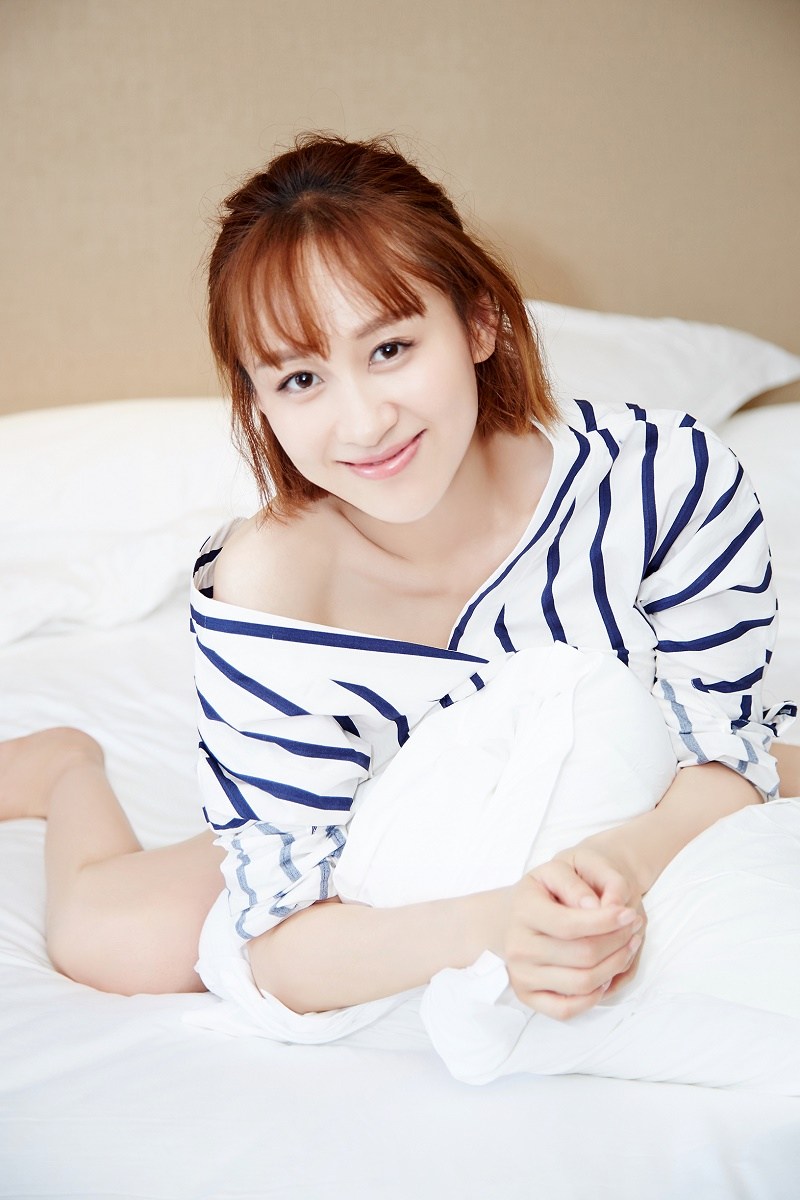 练束梅优雅与少女清新气质曝最新写真(3)