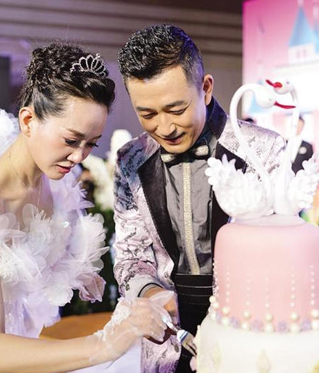 张歆艺再婚嫁袁弘，她大十几岁前男友和闪婚闪离前夫近况如何(10)