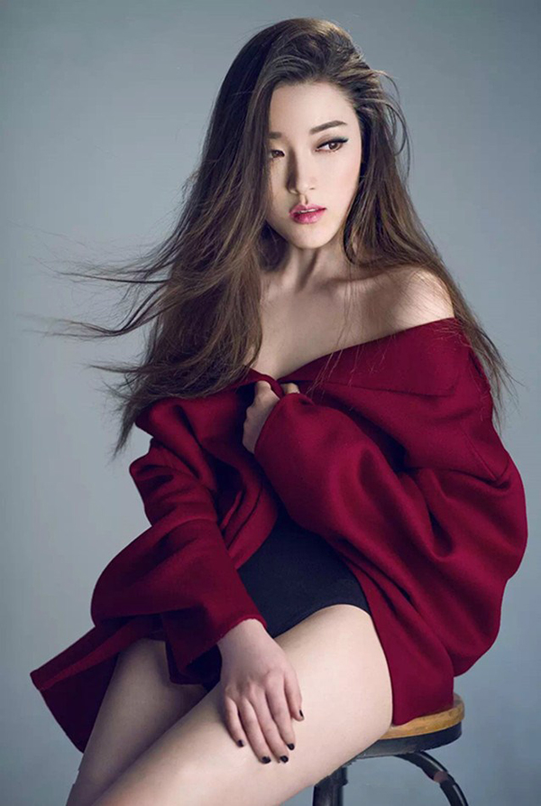 张嘉艺展熟女魅力爆性感写真(4)