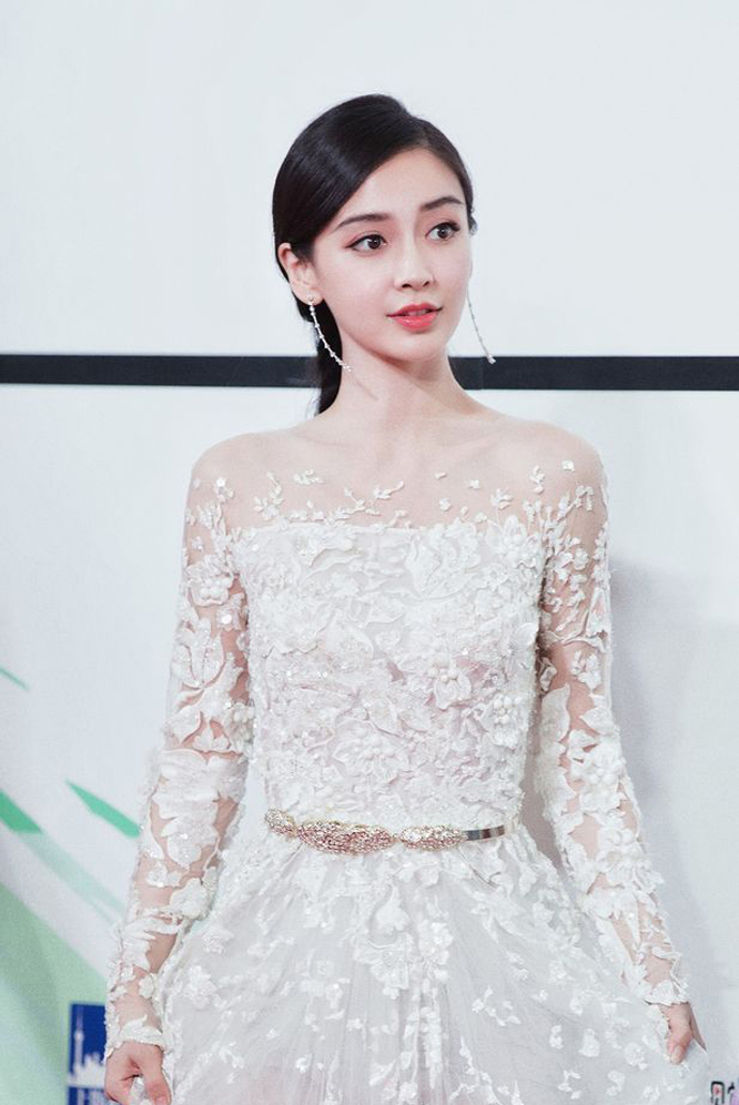 Angelababy穿白色礼服露白滑玉背仙气十足(4)