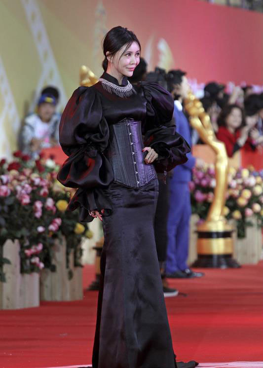 49岁的王祖贤依然美如画，而她们30岁不到脸就垮了(8)