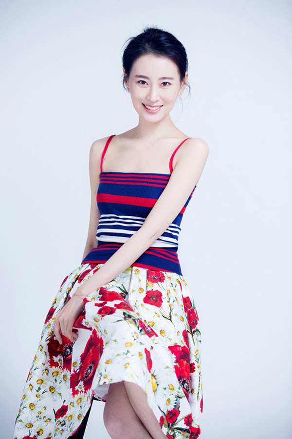 王乐君皮肤白皙写真露一字锁骨