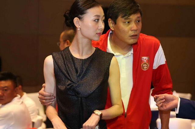 他是足球明星，艳福不浅，两次娶空姐，三婚娶小十七岁芭蕾舞女星(11)