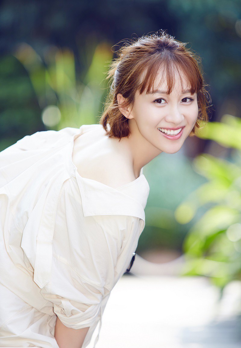 练束梅香肩美背显轻熟曝光夏日最新写真(3)