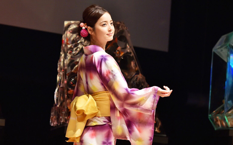 日本女星佐佐木希和服活动照图片(4)
