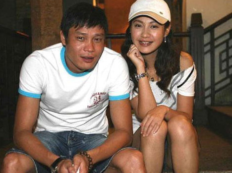 他是足球明星，艳福不浅，两次娶空姐，三婚娶小十七岁芭蕾舞女星(8)