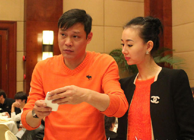 他是足球明星，艳福不浅，两次娶空姐，三婚娶小十七岁芭蕾舞女星(12)