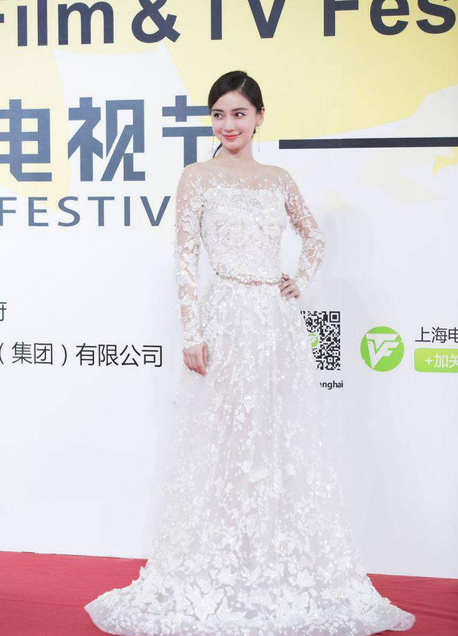 Angelababy穿白色礼服露白滑玉背仙气十足(6)