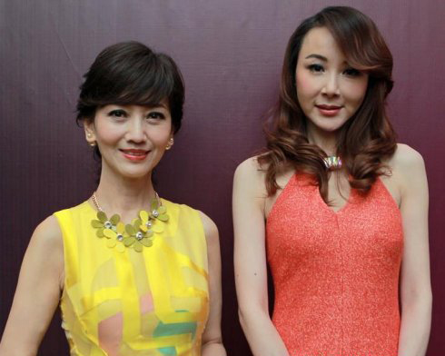 岁月不饶人，还是整容后遗症？48岁的萧蔷雪肤美腿也难掩一脸的僵硬(8)