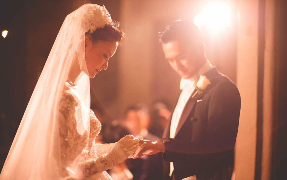 张歆艺袁弘古堡办婚礼热吻伴郎伴娘颜值高(5)