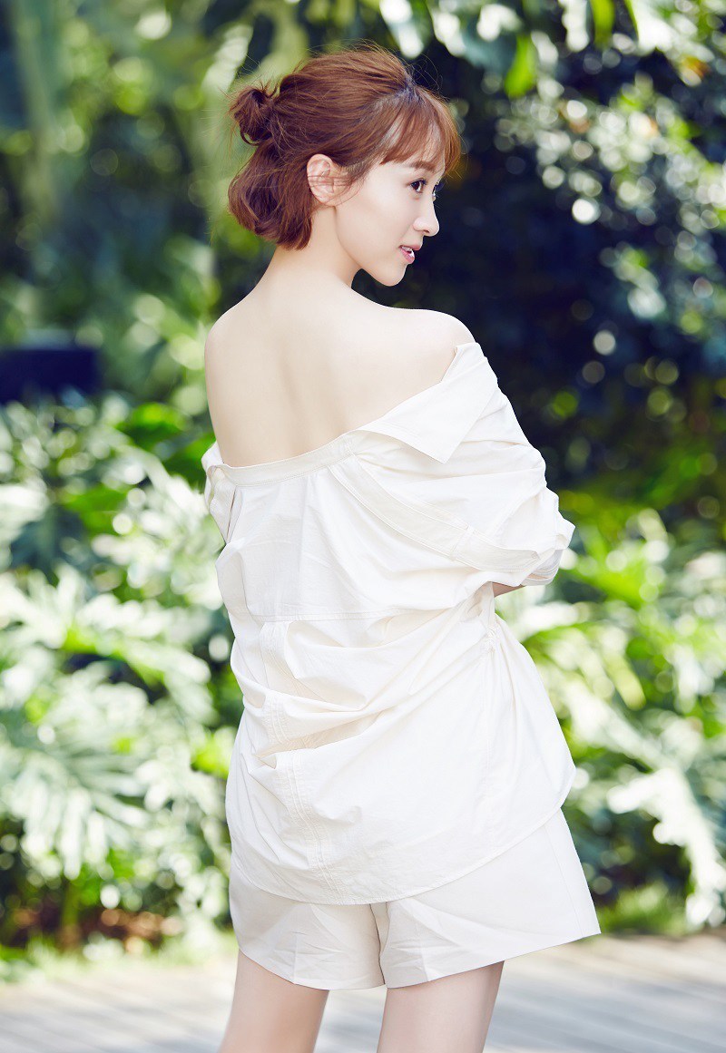 练束梅香肩美背显轻熟曝光夏日最新写真(5)