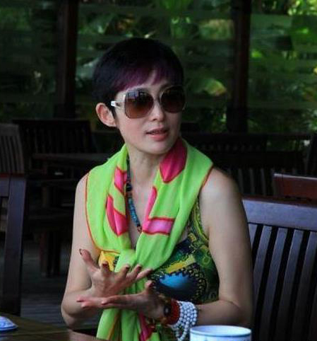 岁月不饶人，还是整容后遗症？48岁的萧蔷雪肤美腿也难掩一脸的僵硬(7)