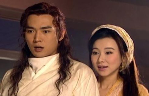 岁月不饶人，还是整容后遗症？48岁的萧蔷雪肤美腿也难掩一脸的僵硬(4)