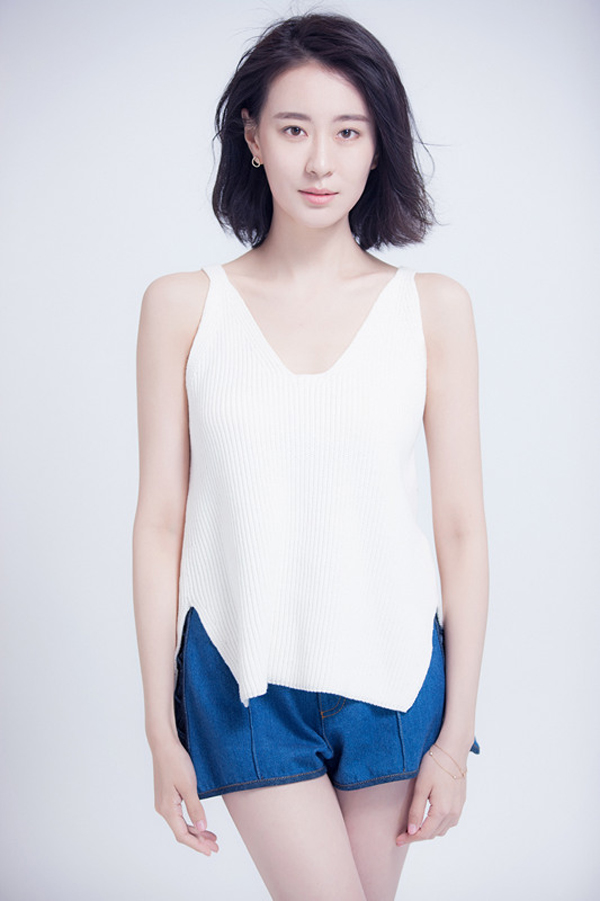 王乐君清凉夏日潇洒姿态