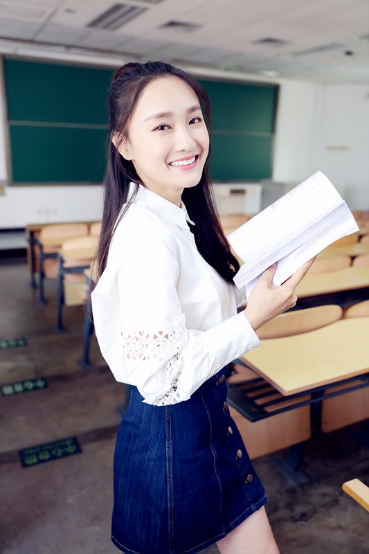 康琳浠清新学院风大片曝光