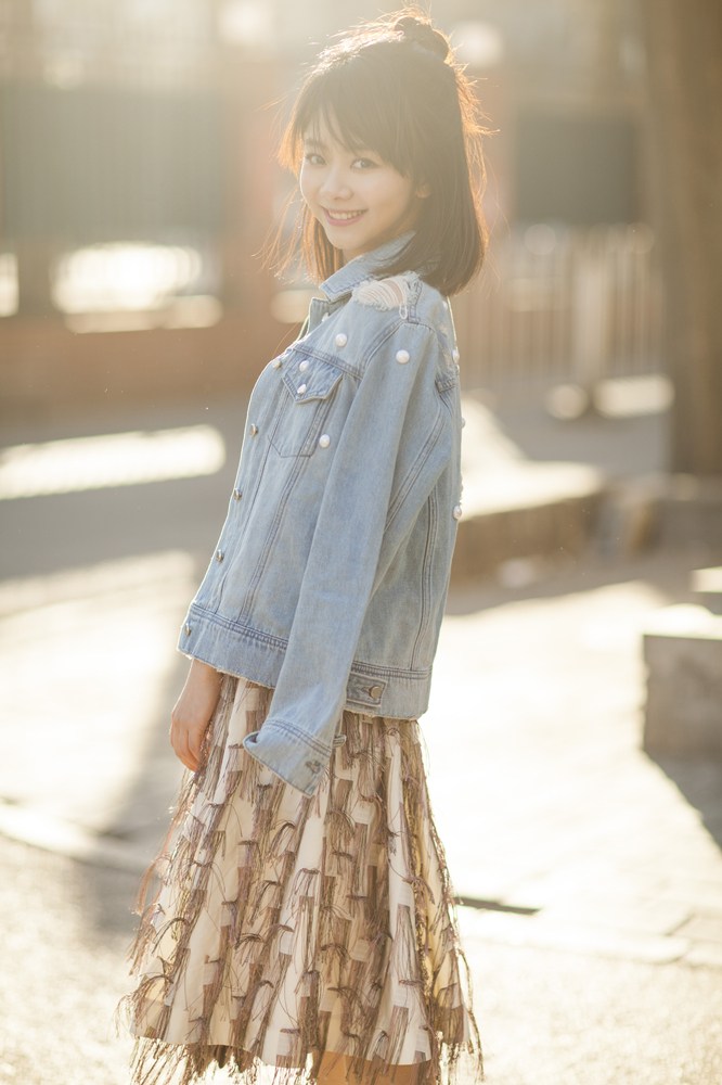 谭松韵半丸子头清新十足曝夏日清新街拍