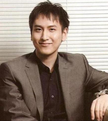 不止赌王儿子何猷君!这些富二代的才华与努力也让我们羡慕嫉妒恨(11)