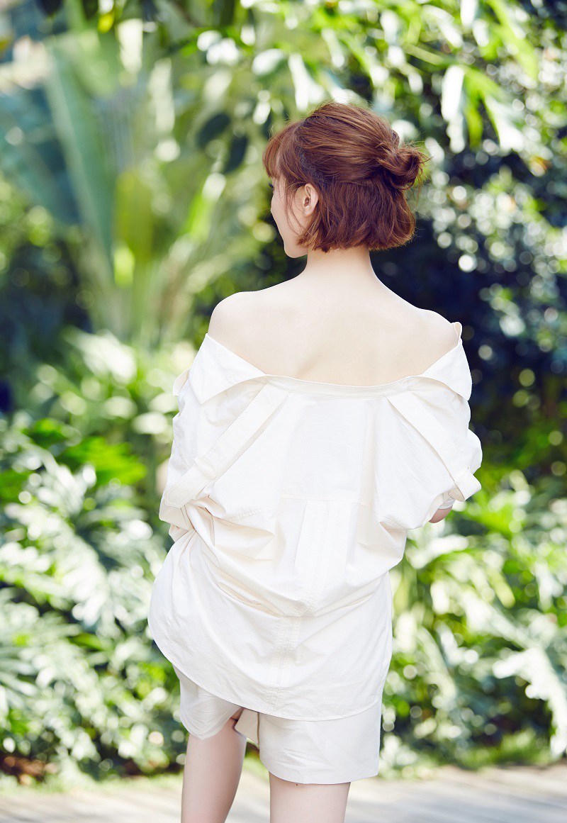 练束梅香肩美背显轻熟曝光夏日最新写真