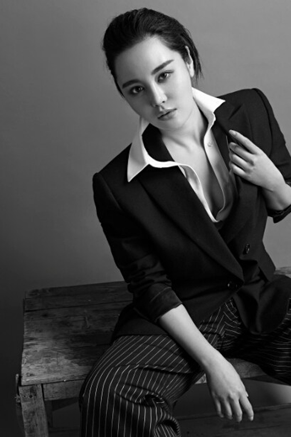 王冕黑色率性女人气质动人(2)