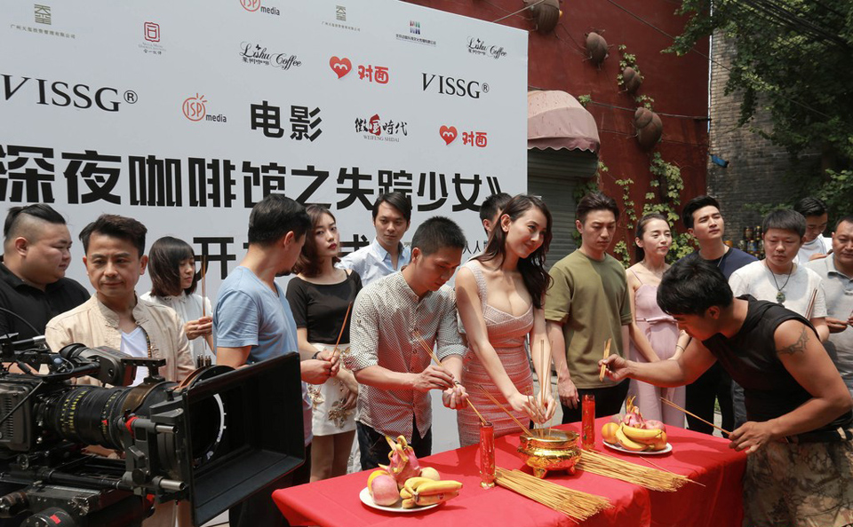 昔日港姐袁嘉敏拍新片爆乳装秀上围丰满(3)