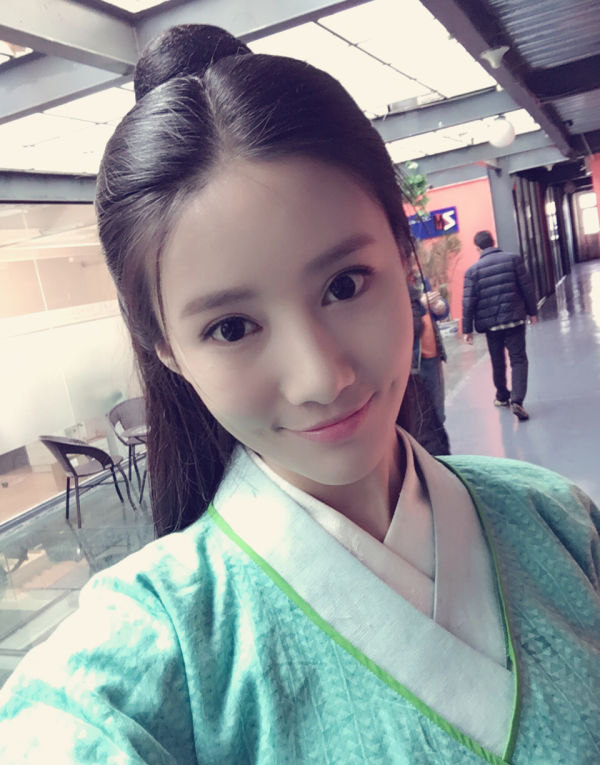 新晋90后艺人吴优魅力自拍美照(2)