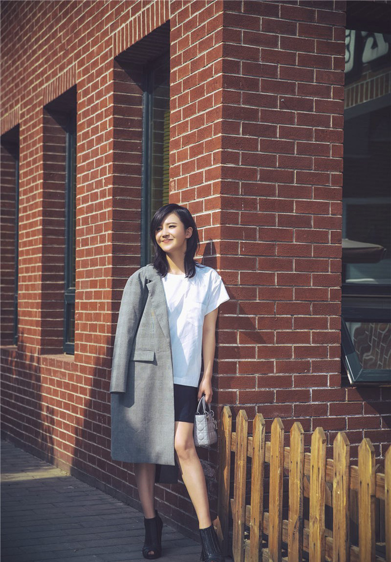 杨子姗夏日街拍美如画时尚写真(4)