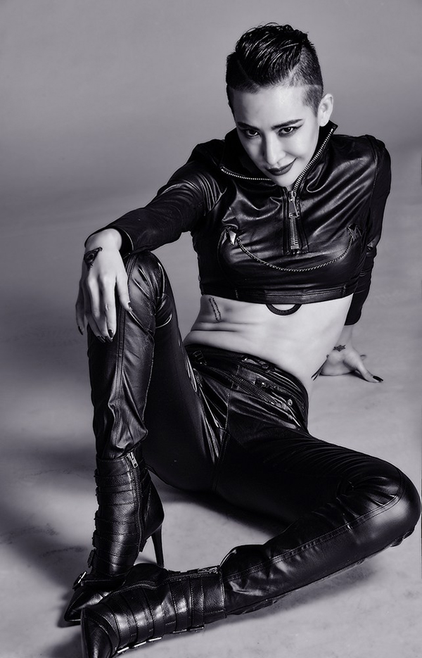 郭柯彤霸气张扬曝黑白质感大片(2)