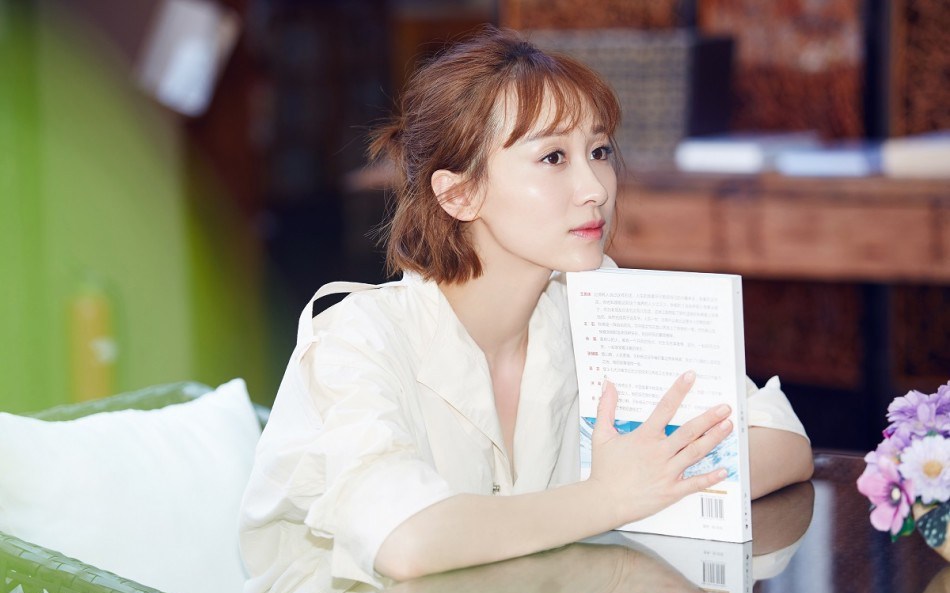 练束梅香肩美背显轻熟曝光夏日最新写真(8)