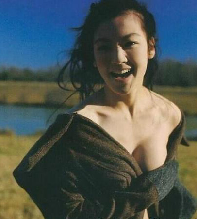 辣妈林熙蕾露半球！昔日性感写真轻解内衣双峰傲人(2)