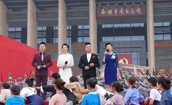 董卿周涛除春晚外罕见同台零交流两人关系遭质疑(5)