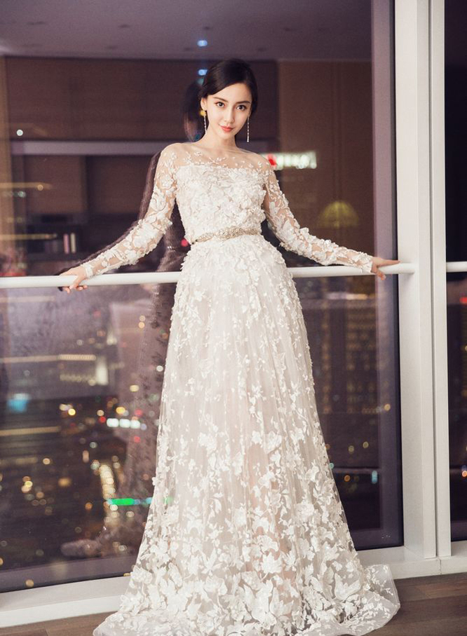 Angelababy穿白色礼服露白滑玉背仙气十足