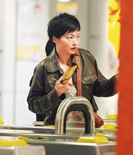 被打成猪头,患癌变卖后冠,沦为卖烟妹,八大港姐现状谁最落魄(32)