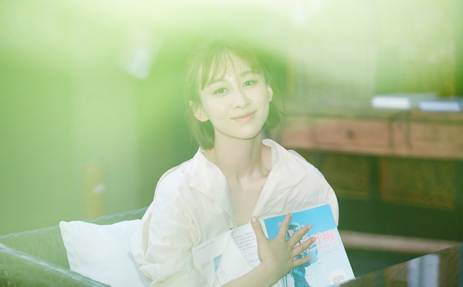 练束梅香肩美背显轻熟曝光夏日最新写真(10)