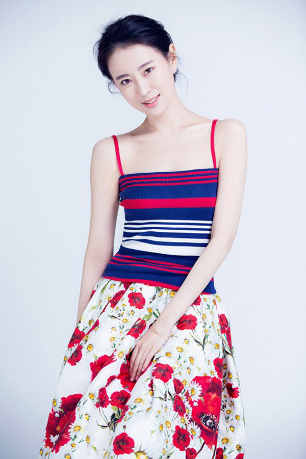 王乐君皮肤白皙写真露一字锁骨(3)