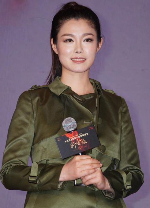 又残了一个？超模于娜近照曝光脸部僵硬残不忍睹