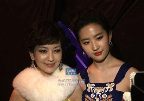 看来看去，62岁的“白娘子”赵雅芝才是贵圈的合影杀的啊(7)