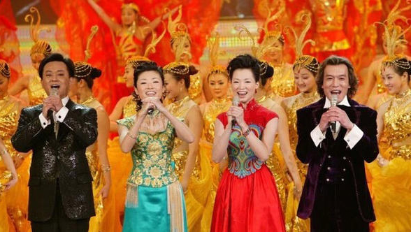 董卿周涛除春晚外罕见同台零交流两人关系遭质疑(2)