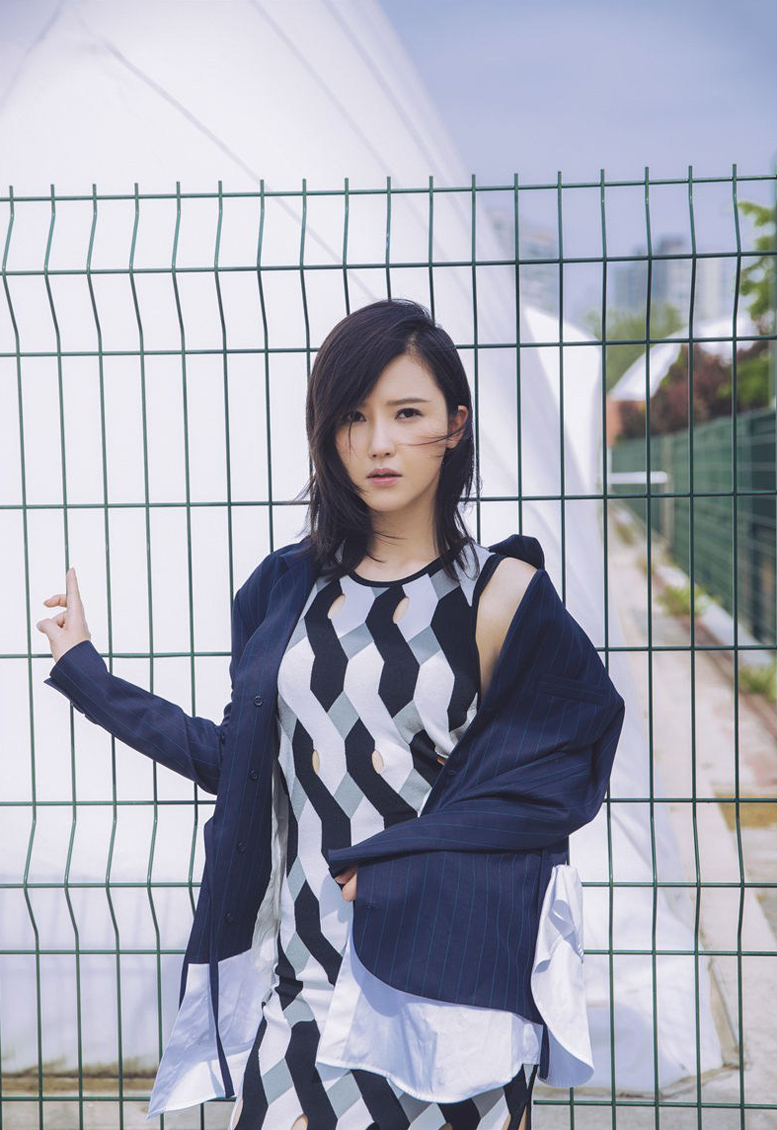 杨子姗文雅时尚风气美丽迷人写真(2)