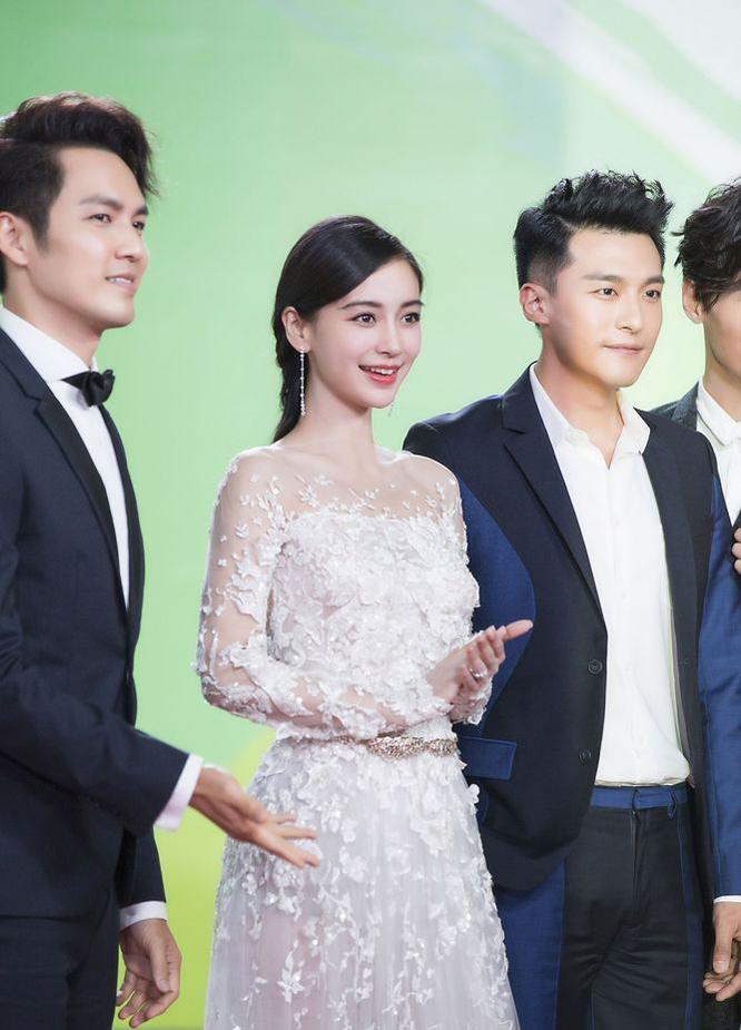 Angelababy穿白色礼服露白滑玉背仙气十足(5)