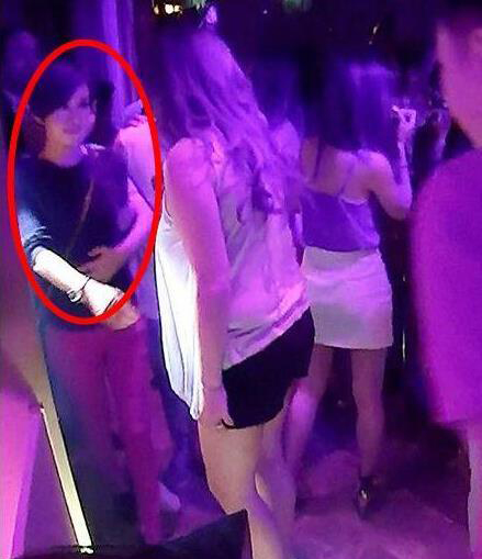 丑态百出!娱乐圈10大女星醉酒后失态囧照曝光(4)