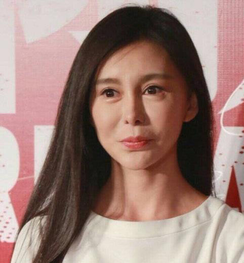 49岁的王祖贤依然美如画，而她们30岁不到脸就垮了(9)