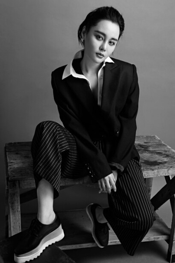 王冕黑色率性女人气质动人