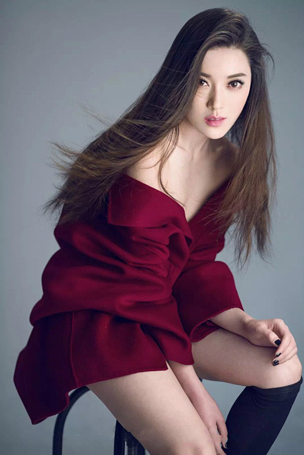 张嘉艺展熟女魅力爆性感写真
