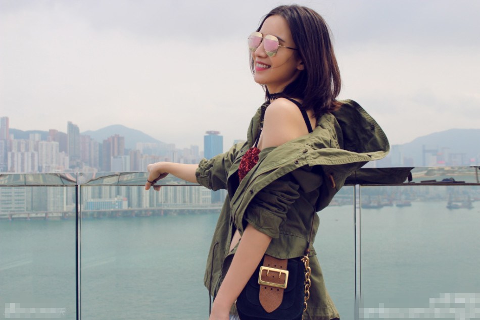 宋佳上衣滑落露香肩内衣外露超诱人(4)