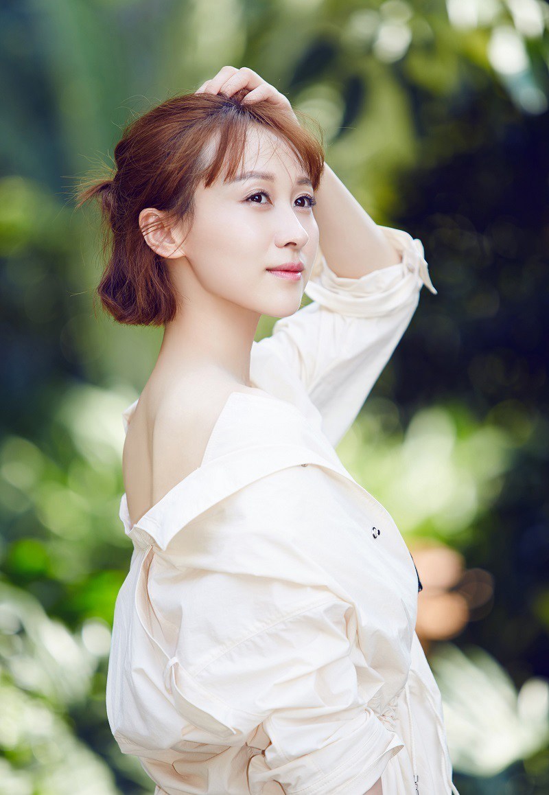 练束梅香肩美背显轻熟曝光夏日最新写真(2)