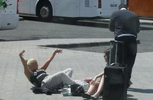 丑态百出!娱乐圈10大女星醉酒后失态囧照曝光(9)